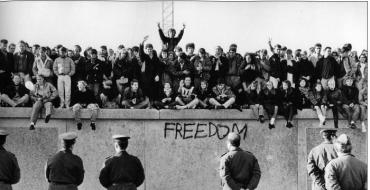 Кому и зачем нужна была Берлинская стена?